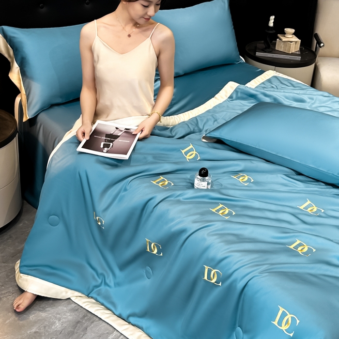 91家纺网 家纺一手货源 找家纺 满羽家纺 2025新款凉感冰丝夏被夏凉被空调被四件套 DC-宾利蓝