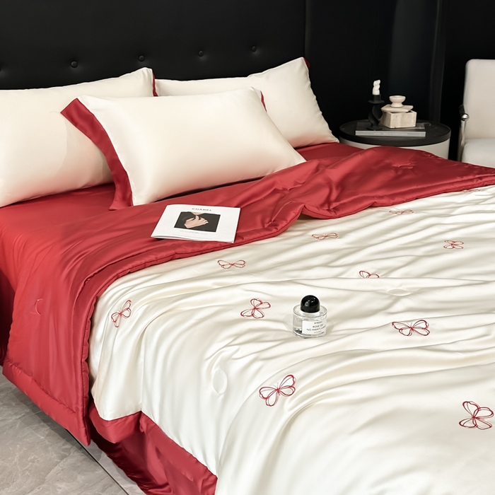 91家纺网 家纺一手货源 找家纺 满羽家纺 2025新款凉感冰丝夏被夏凉被空调被四件套 迷蝶-奶白红