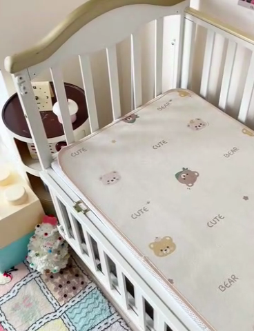 91家纺网 家纺一手货源 找家纺 富馨莱 2025新款幼儿园古藤席冰丝席双面可用儿童凉席双面凉感 奥利小熊