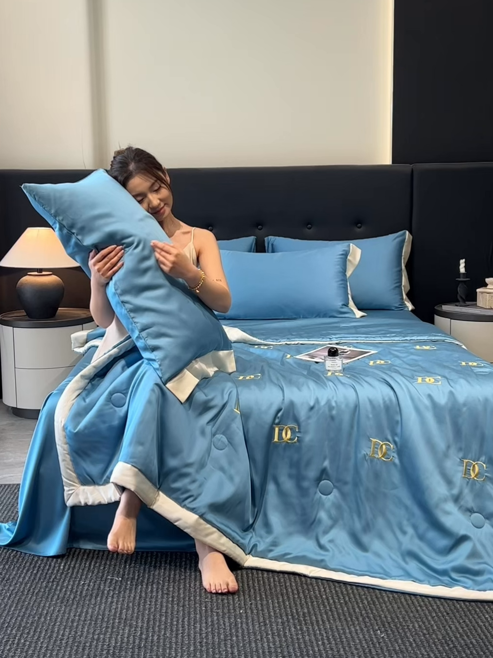 91家纺网 家纺一手货源 找家纺 满羽家纺 2025新款凉感冰丝夏被夏凉被空调被四件套 DC-宾利蓝