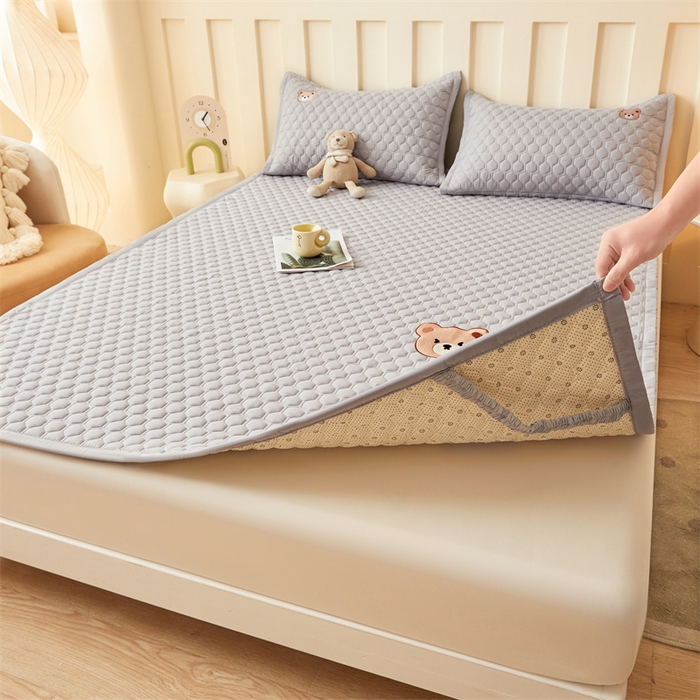 91家纺网 家纺一手货源 找家纺 布卢姆床垫 2025新款A类水洗棉刺绣抗菌床护垫 小熊仔-灰