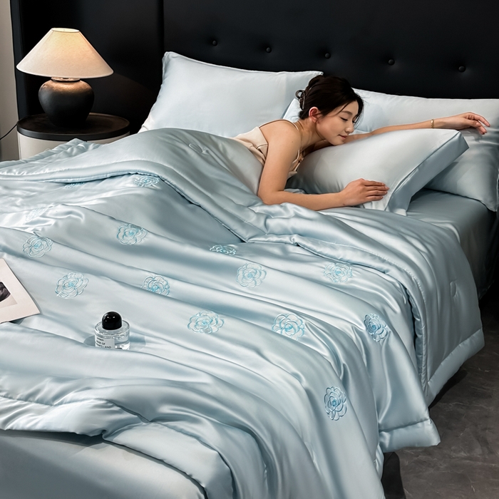 91家纺网 家纺一手货源 找家纺 满羽家纺 2025新款凉感冰丝夏被夏凉被空调被四件套 山茶花-清爽兰