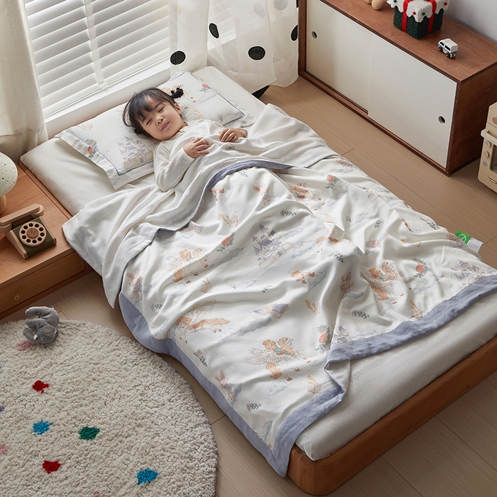 91家纺网 家纺一手货源 找家纺 荷马之梦 2025新款天竹系列—A类原创印花天竹纤维四层纱儿童盖毯 飞马小王子