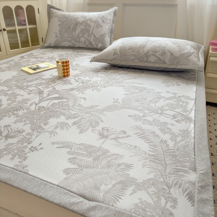 91家纺网 家纺一手货源 找家纺 花漾家居 2025新款A类色织提花PE凉感丝凉席三件套床单床笠款 床单款-芭蕉灰