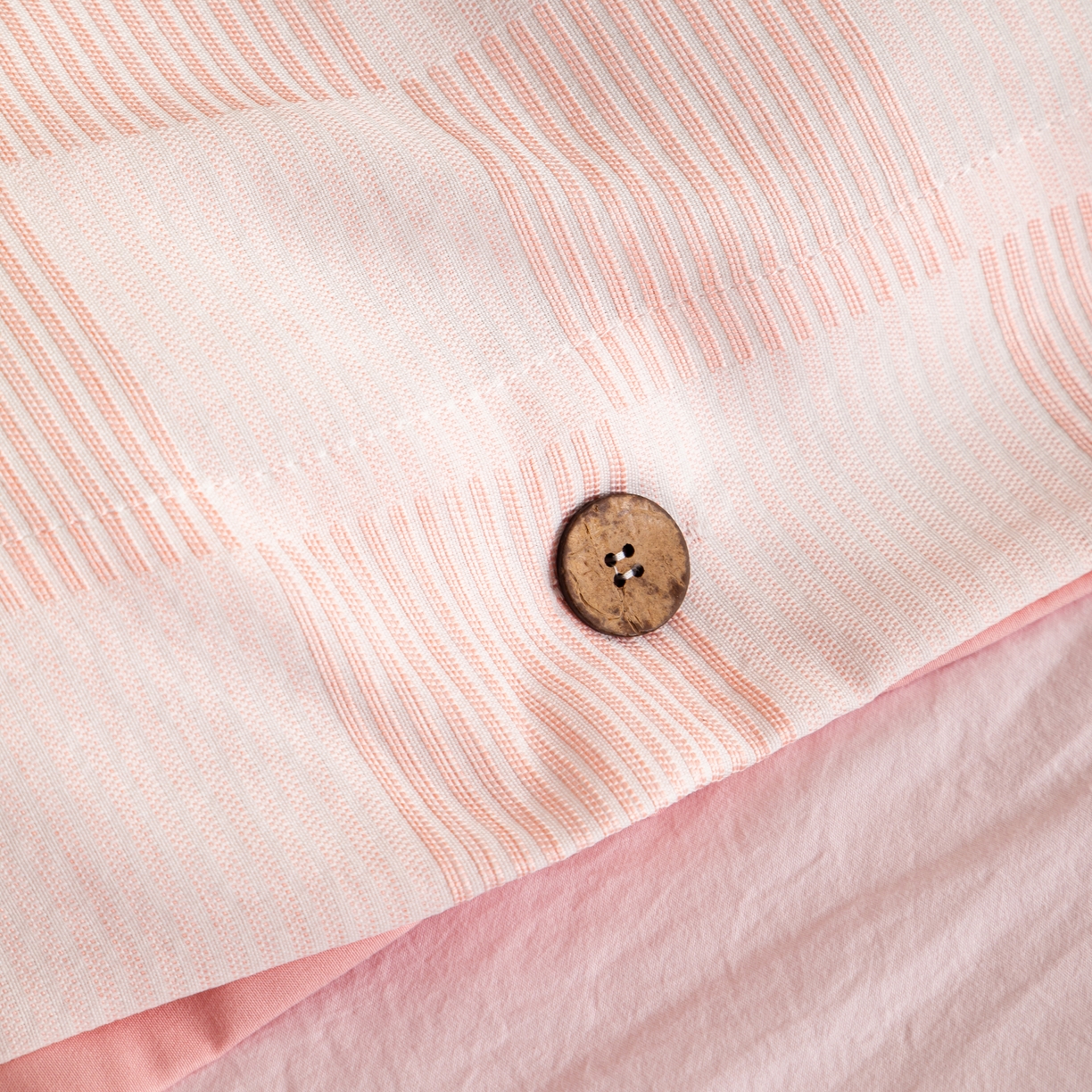 91家纺网 家纺一手货源 找家纺 恋之语 2025新款亲肤舒适提花纽扣款四件套 格律时尚-粉