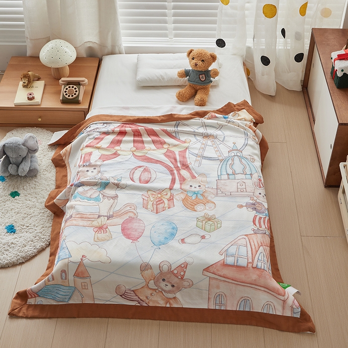 91家纺网 家纺一手货源 找家纺 荷马之梦 2025新款天竹系列—A类原创手绘风大版天竹纤维四层纱儿童盖毯 马戏团