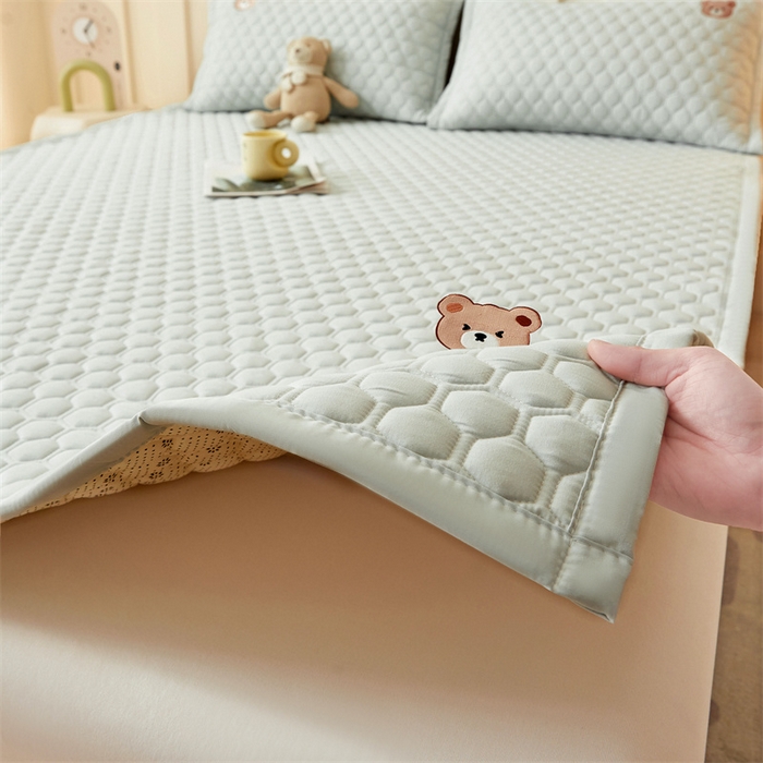 91家纺网 家纺一手货源 找家纺 布卢姆床垫 2025新款A类水洗棉刺绣抗菌床护垫 小熊仔-浅绿