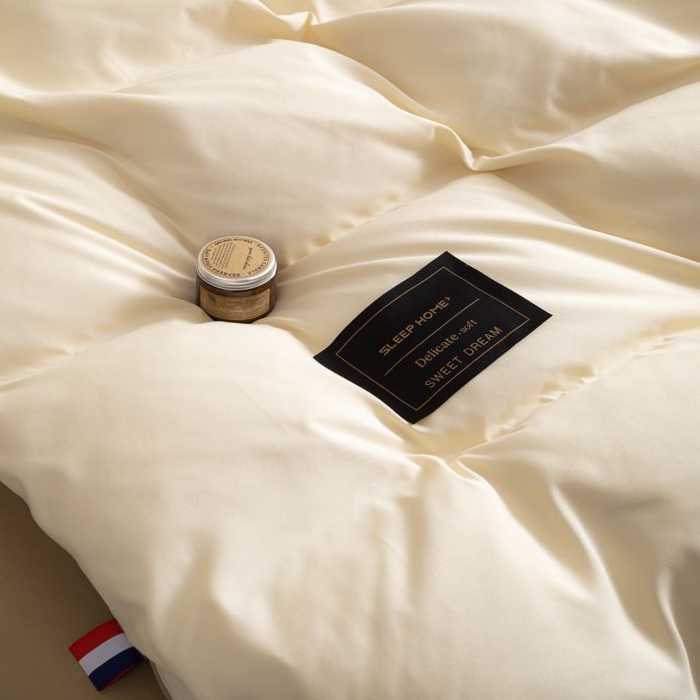 91家纺网 家纺一手货源 找家纺 恋之语 2025新款90克纯色双拼单被套 奶茶+摩卡棕