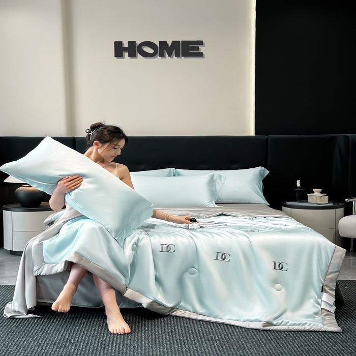 91家纺网 家纺一手货源 找家纺 满羽家纺 2025新款凉感冰丝夏被夏凉被空调被四件套 DC-兰灰