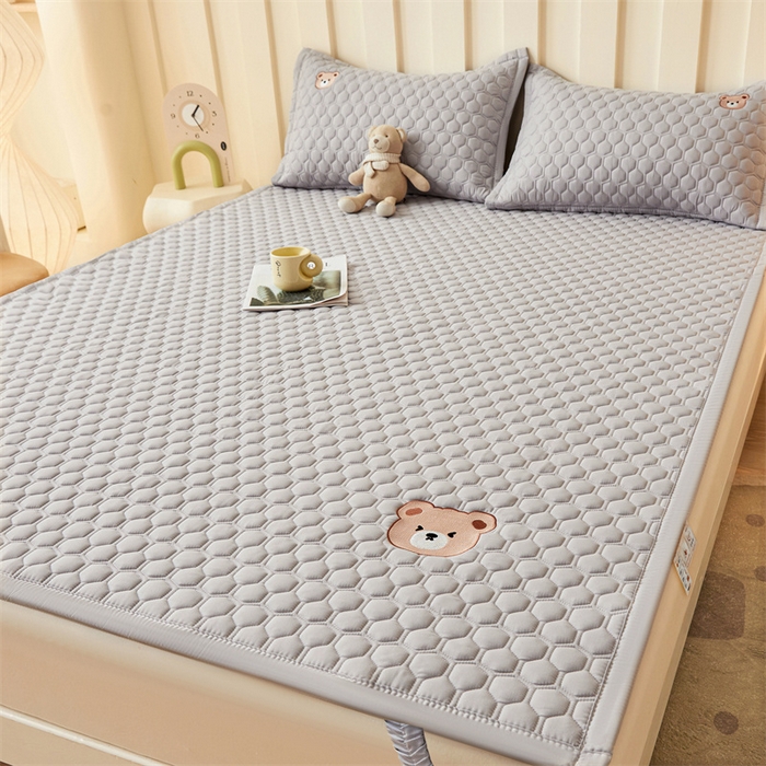 91家纺网 家纺一手货源 找家纺 布卢姆床垫 2025新款A类水洗棉刺绣抗菌床护垫 小熊仔-灰