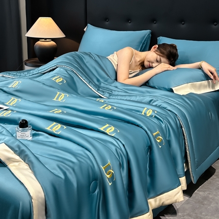 91家纺网 家纺一手货源 找家纺 满羽家纺 2025新款凉感冰丝夏被夏凉被空调被四件套 DC-宾利蓝