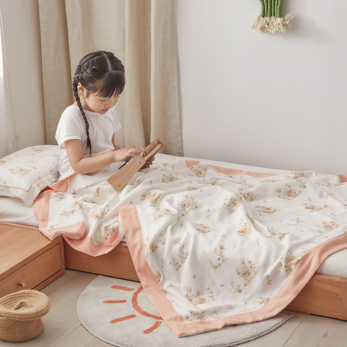 91家纺网 家纺一手货源 找家纺 荷马之梦 2025新款天竹系列—A类原创印花天竹纤维四层纱儿童盖毯 春日郊游