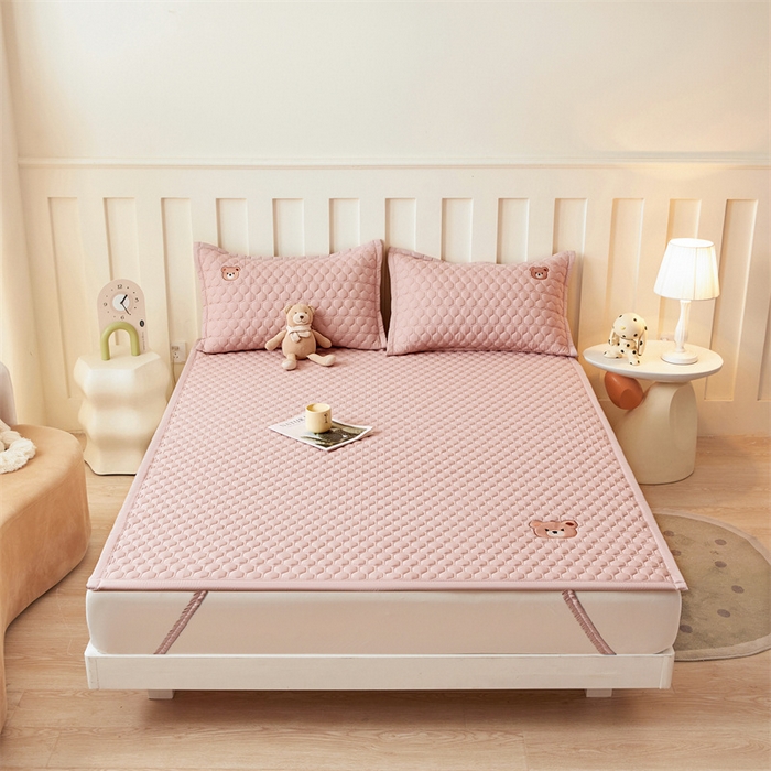 91家纺网 家纺一手货源 找家纺 布卢姆床垫 2025新款A类水洗棉刺绣抗菌床护垫 小熊仔-粉