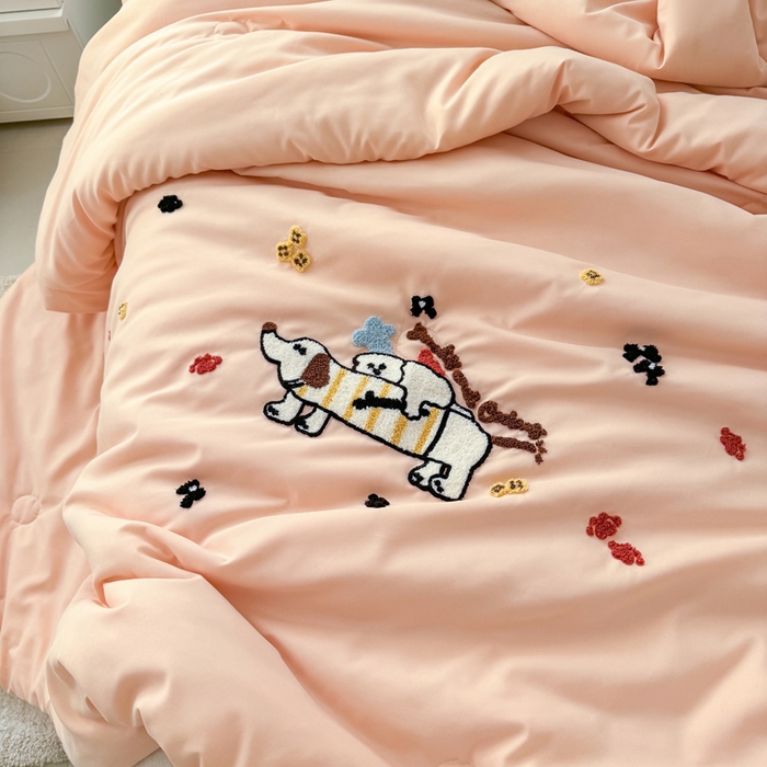 91家纺网 家纺一手货源 找家纺 丹本家纺 2025春夏新款薄被卡通小清新A类水洗棉毛巾绣夏被空调被 好朋友-冰玉