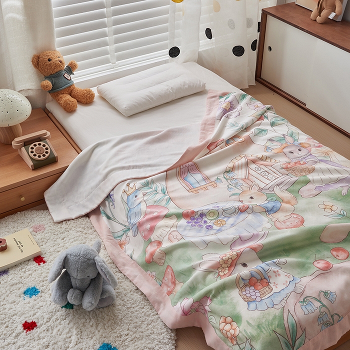 91家纺网 家纺一手货源 找家纺 荷马之梦 2025新款天竹系列—A类原创手绘风大版天竹纤维四层纱儿童盖毯 蘑菇下午茶