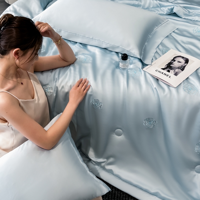 91家纺网 家纺一手货源 找家纺 满羽家纺 2025新款凉感冰丝夏被夏凉被空调被四件套 山茶花-清爽兰