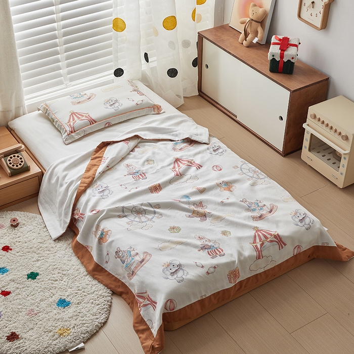 91家纺网 家纺一手货源 找家纺 荷马之梦 2025新款天竹系列—A类原创印花天竹纤维四层纱儿童盖毯 马戏团