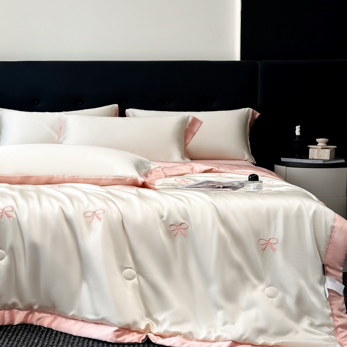 91家纺网 家纺一手货源 找家纺 满羽家纺 2025新款凉感冰丝夏被夏凉被空调被四件套 蝴蝶结-奶白粉