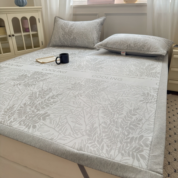 91家纺网 家纺一手货源 找家纺 花漾家居 2025新款A类色织提花PE凉感丝凉席三件套床单床笠款 床单款-含羞灰