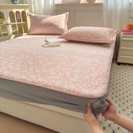 91家纺网 家纺一手货源 找家纺 花漾家居 2025新款A类色织提花PE凉感丝凉席三件套床单床笠款 床笠款-蔷薇粉