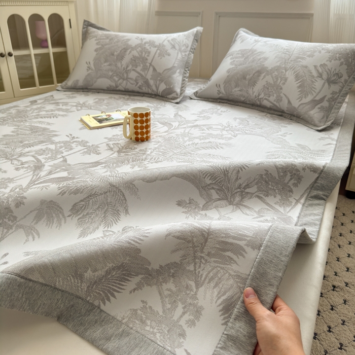 91家纺网 家纺一手货源 找家纺 花漾家居 2025新款A类色织提花PE凉感丝凉席三件套床单床笠款 床单款-芭蕉灰
