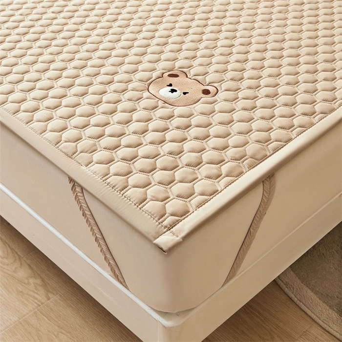 91家纺网 家纺一手货源 找家纺 布卢姆床垫 2025新款A类水洗棉刺绣抗菌床护垫 小熊仔-咖啡