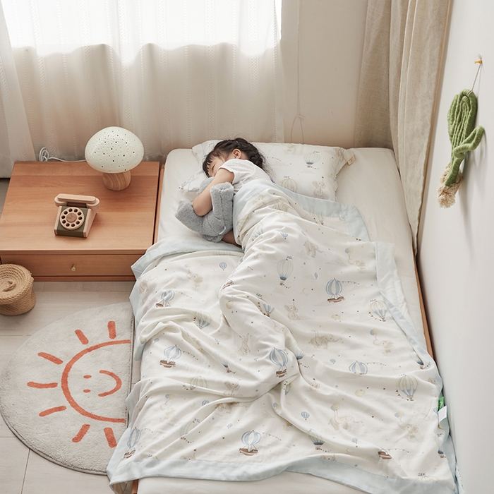 91家纺网 家纺一手货源 找家纺 荷马之梦 2025新款天竹系列—A类原创印花天竹纤维四层纱儿童盖毯 梦之奇遇