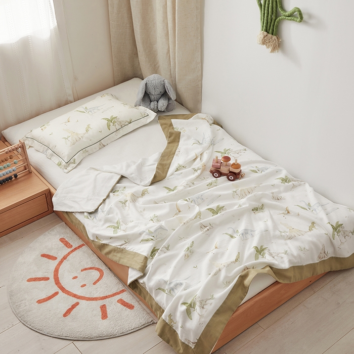 91家纺网 家纺一手货源 找家纺 荷马之梦 2025新款天竹系列—A类原创印花天竹纤维四层纱儿童盖毯 恐龙探险家