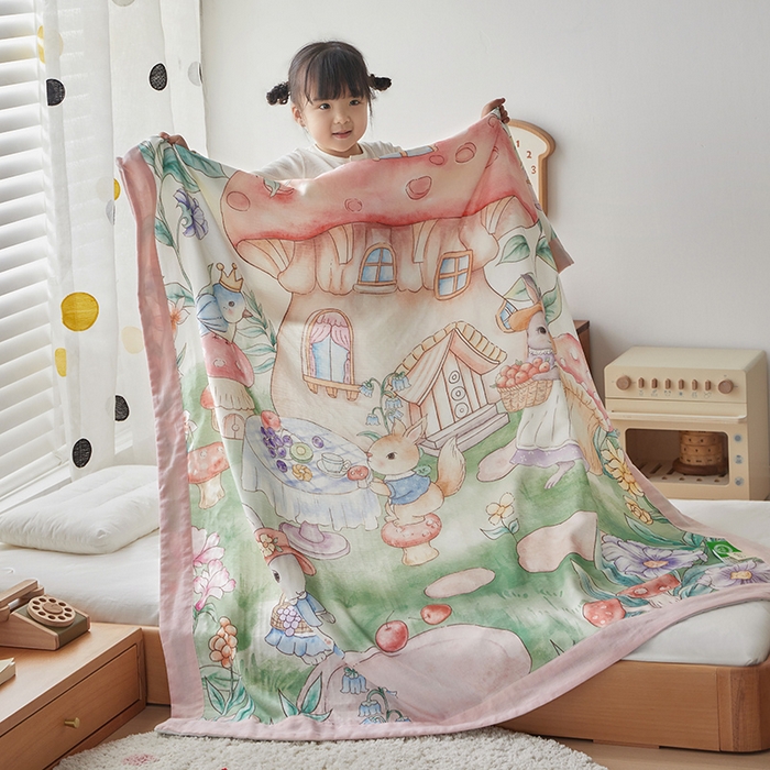 91家纺网 家纺一手货源 找家纺 荷马之梦 2025新款天竹系列—A类原创手绘风大版天竹纤维四层纱儿童盖毯 蘑菇下午茶