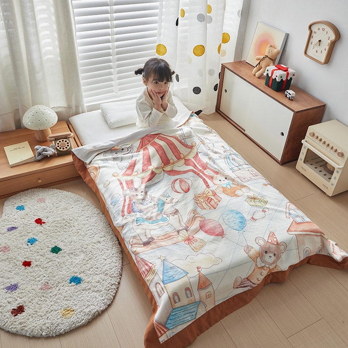 91家纺网 家纺一手货源 找家纺 荷马之梦 2025新款天竹系列—A类原创手绘风大版天竹纤维四层纱儿童盖毯 马戏团