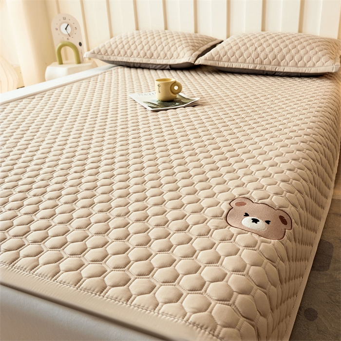 91家纺网 家纺一手货源 找家纺 布卢姆床垫 2025新款A类水洗棉刺绣抗菌床护垫 小熊仔-咖啡