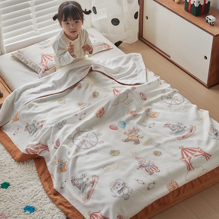 91家纺网 家纺一手货源 找家纺 荷马之梦 2025新款天竹系列—A类原创印花天竹纤维四层纱儿童盖毯 马戏团