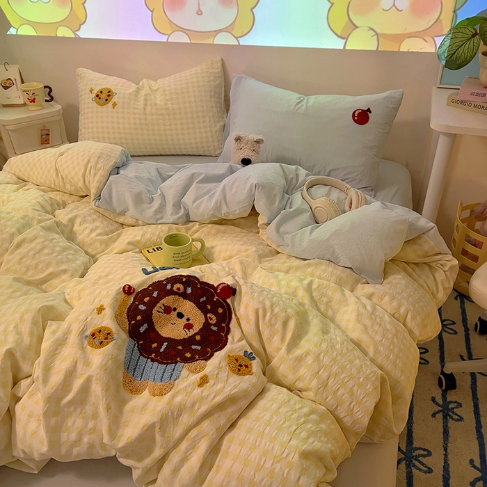 91家纺网 家纺一手货源 找家纺 2025新款专版高克重超萌卡通格子双拼毛巾绣软糯糯水洗棉四件套（场景二） 狮子饼干