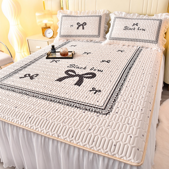 91家纺网 家纺一手货源 找家纺 炫拼家纺 2025新款凉感丝印花床裙款乳胶凉席三件套 可可少女