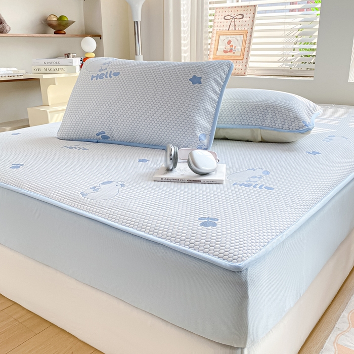 91家纺网 家纺一手货源 找家纺 （总）春寻家纺 2025新款直播爆款卡皮巴拉系列凉豆豆冰丝凉席三件套床单款床笠款可水洗机洗夏季凉感冰豆豆空调席软席子