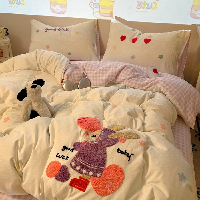 91家纺网 家纺一手货源 找家纺 2025新款专版高克重超萌卡通格子双拼毛巾绣软糯糯水洗棉四件套（场景二） 星星兔