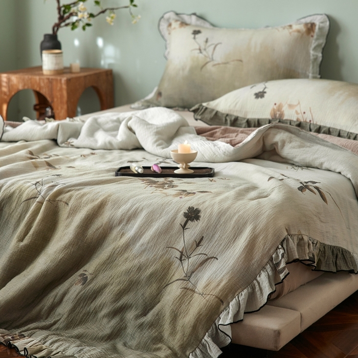 91家纺网 家纺一手货源 找家纺 安莱生活 2025新款全棉精梳棉双层纱绉纱数码印花夏凉被 烟雨江南-绿  夏被