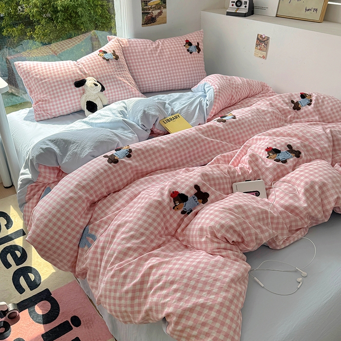 91家纺网 家纺一手货源 找家纺 耀达家居 2025新款A类水洗棉毛巾绣四件套 粉格腊肠狗