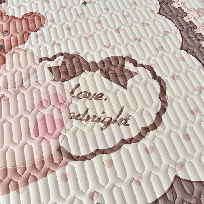 91家纺网 家纺一手货源 找家纺 炫拼家纺 2025新款凉感丝印花床裙款乳胶凉席三件套 可可熊