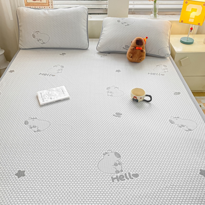 91家纺网 家纺一手货源 找家纺 春寻家纺 2025新款冰豆豆冰丝凉席-卡皮巴拉系列 床单款-卡皮巴拉-灰