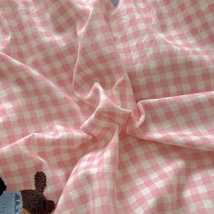 91家纺网 家纺一手货源 找家纺 耀达家居 2025新款A类水洗棉毛巾绣四件套 粉格腊肠狗