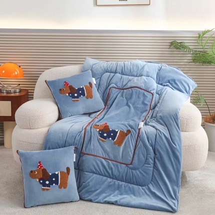 91家纺网 家纺一手货源 找家纺 枕芯真意 2025新款毛巾绣刺绣小狗系列多功能抱枕被--腊肠狗 腊肠狗-湖蓝色