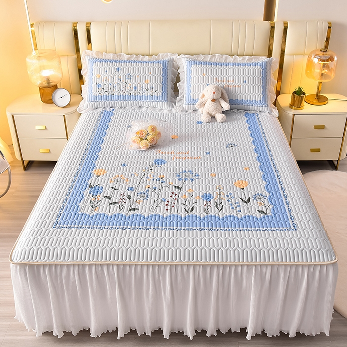 91家纺网 家纺一手货源 找家纺 炫拼家纺 2025新款凉感丝印花床裙款乳胶凉席三件套 夏薇花