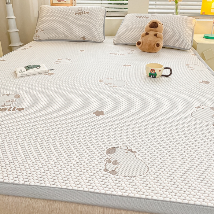 91家纺网 家纺一手货源 找家纺 春寻家纺 2025新款冰豆豆冰丝凉席-卡皮巴拉系列 床单款-卡皮巴拉-咖