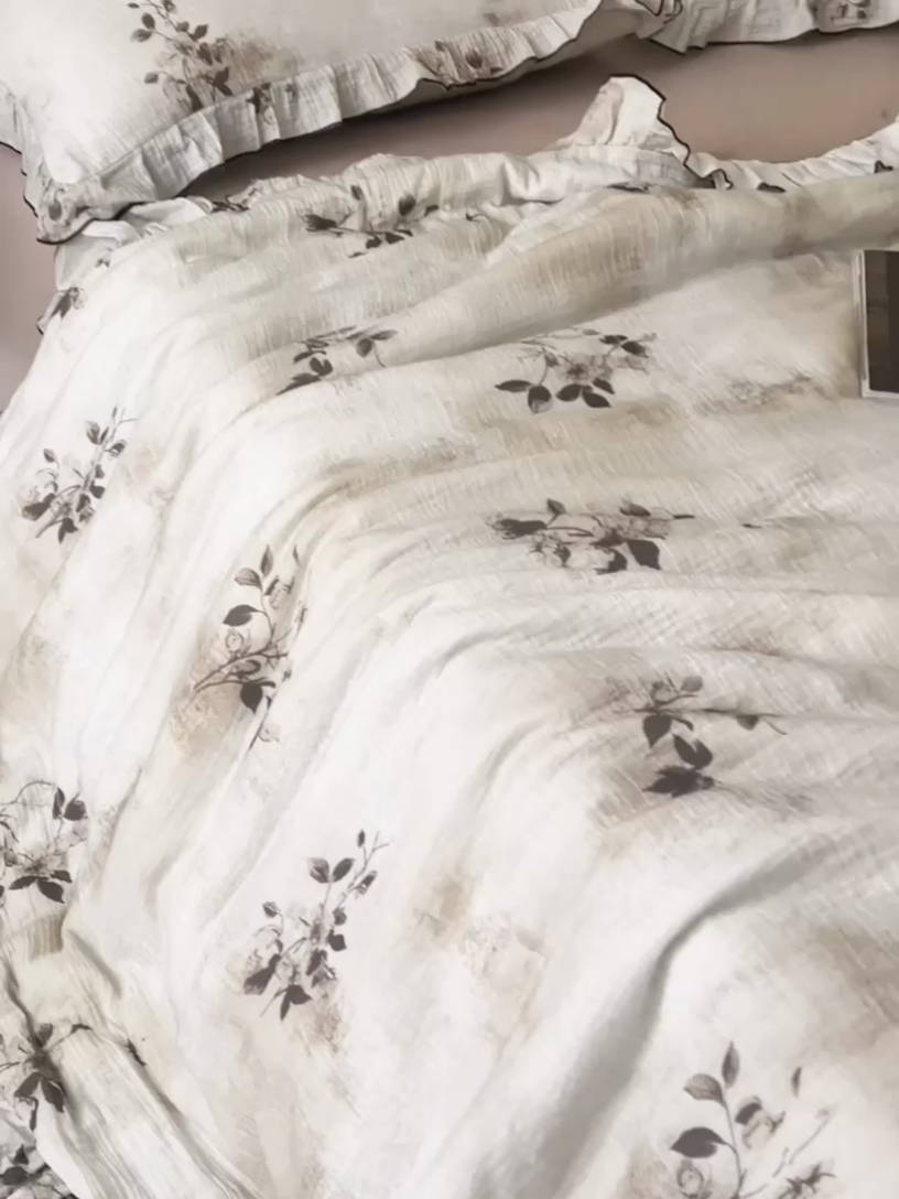 91家纺网 家纺一手货源 找家纺 安莱生活 2025新款全棉精梳棉双层纱绉纱数码印花四件套 云屿间-绿