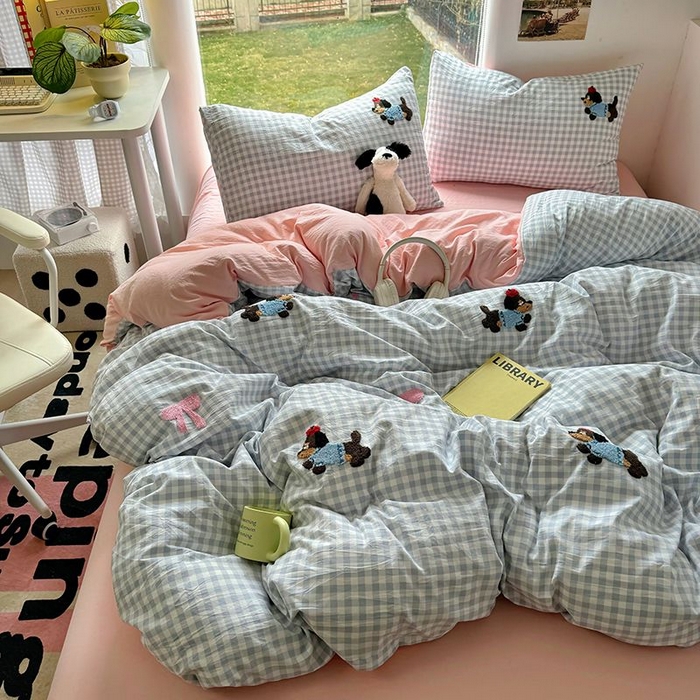 91家纺网 家纺一手货源 找家纺 耀达家居 2025新款A类水洗棉毛巾绣四件套 蓝格腊肠狗