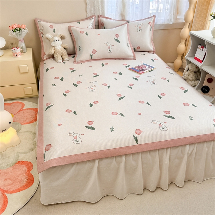 91家纺网 家纺一手货源 找家纺 2025新款懒猫600D数码印花冰藤凉席 花田小兔