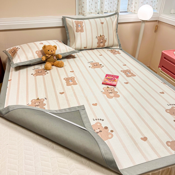 91家纺网 家纺一手货源 找家纺 慕尚家纺 2025新款数码印花床席床笠款冰藤席 床席款-小熊物语