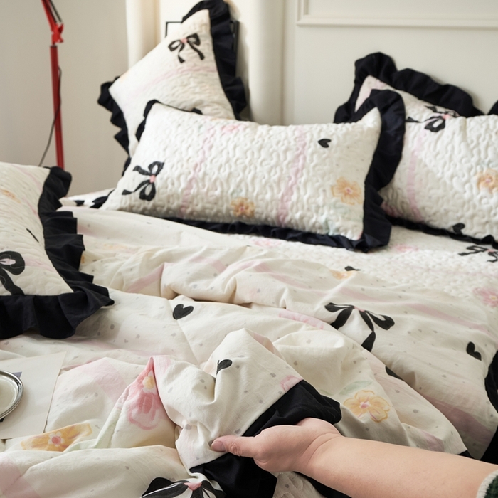 91家纺网 家纺一手货源 找家纺 蝶帕家纺 2025新款法式赫本风韩版花边床盖款夏被四件套 公主梦境