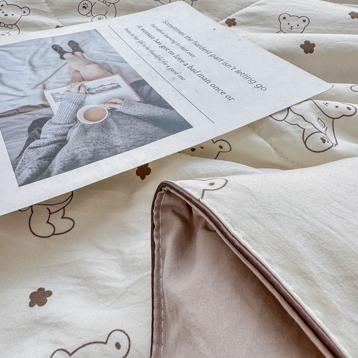 91家纺网 家纺一手货源 找家纺 富艺隆 2025新款A类水洗棉双层纱夏被水洗棉麻空调被直播爆款大豆夏被 小熊院长